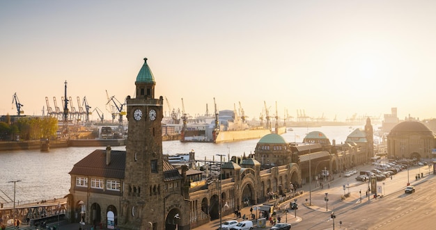 Hamburg St Pauli Landungsbruecken ao pôr do sol na Alemanha