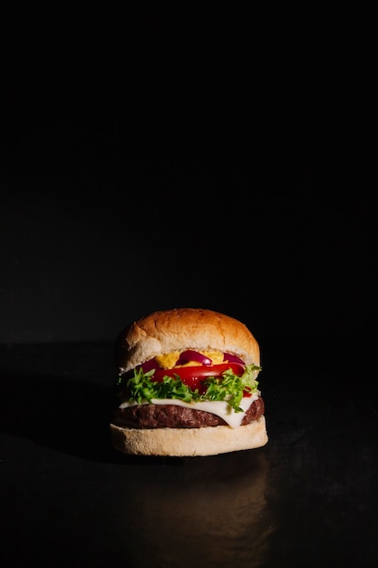 Foto hamburger auf dunklem hintergrund