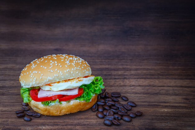 Hamburger auf Holzboden