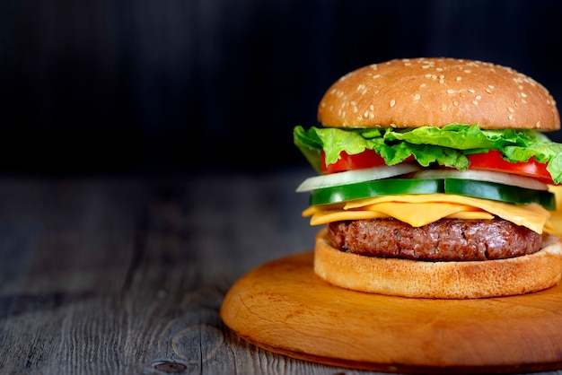 Hamburger auf Holzplatte