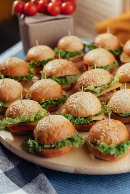 Hamburger auf Holztisch. Hausgemachter Burger. Fastfood Mahlzeit