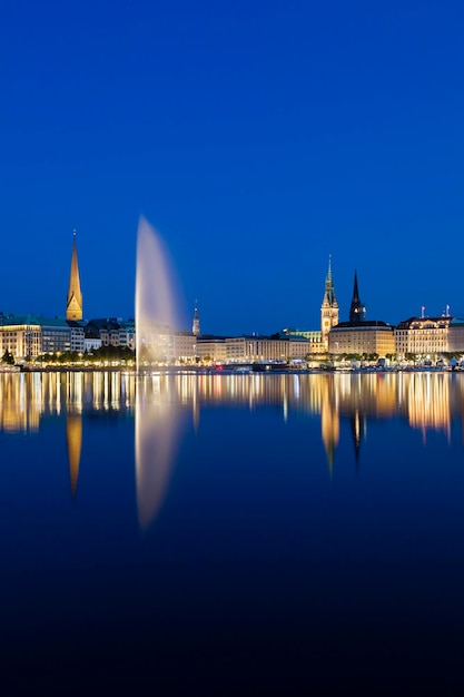 Hamburger Binnenalster bei Nacht