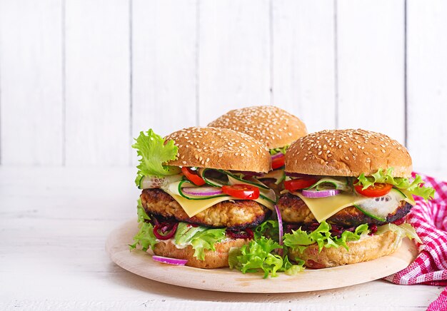 Hamburger caseiro grelhado saboroso com galinha, tomate, queijo, pepino, alface e beterraba do hamburguer.