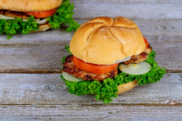 Hamburger dois grelhado caseiro com carne, cebola, tomate, alface e queijo.