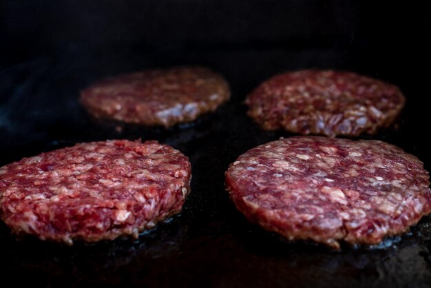 Hamburger Hamburger kochen auf dem Grill