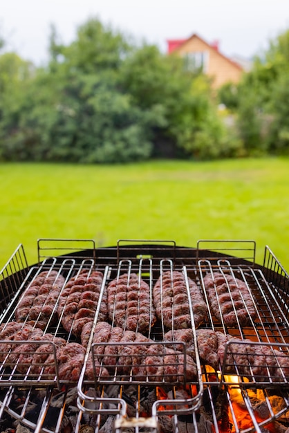 Hamburger kochen auf dem Grill, Kopienraum.