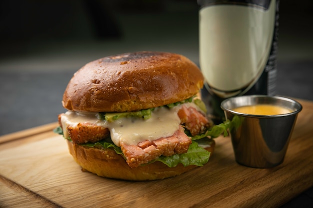 Hamburger mit Bier auf Holzbrett