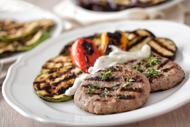 Hamburger mit gegrilltem Mischgemüse