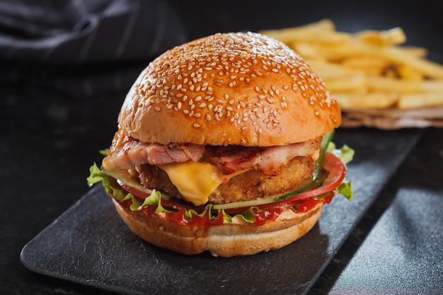 Hamburger mit Käse auf Holztisch