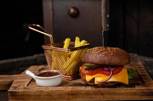 Hamburger mit Käseschnitzelsalat, Tomatensauce und Pommes frites