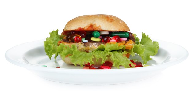 Hamburger mit natürlichen Zutaten auf weißem Teller