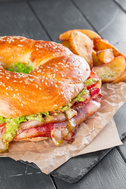 Hamburger mit Pommes auf einem Schieferteller