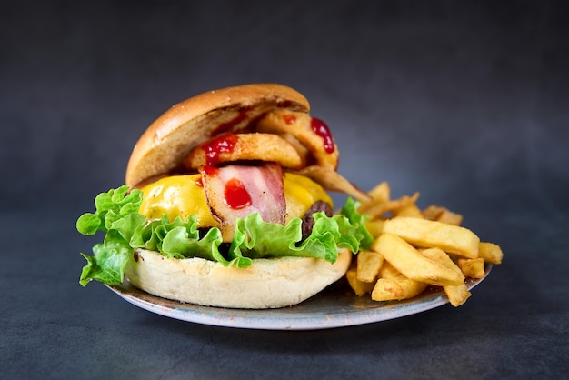 Hamburger mit Pommes Frites auf Tafelhintergrund