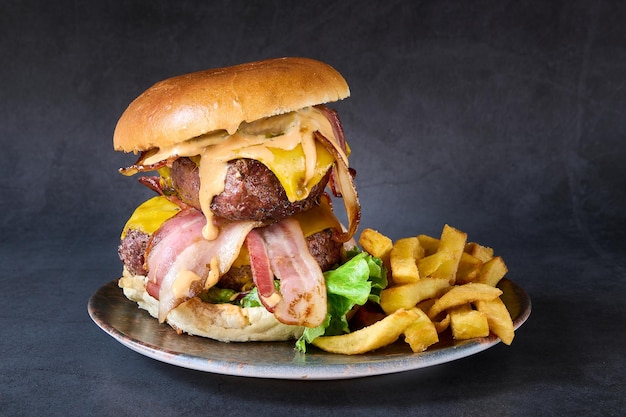 Hamburger mit Pommes Frites auf Tafelhintergrund