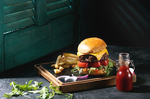 Hamburger mit Pommes Frites