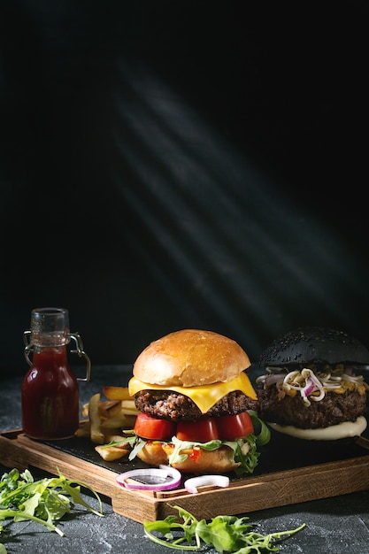 Hamburger mit Pommes Frites