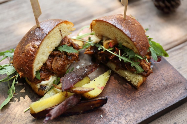 Hamburger mit Pommes und Salat