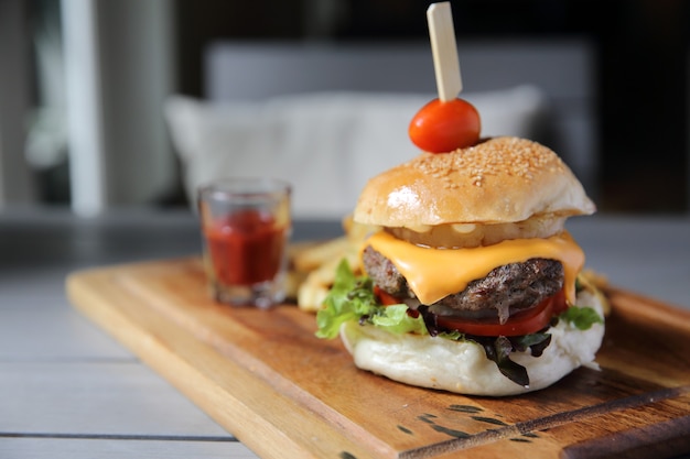 Hamburger mit Pommes