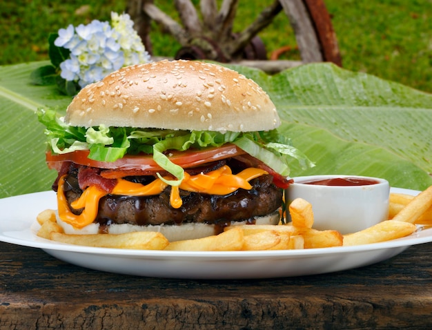 Hamburger mit Pommes