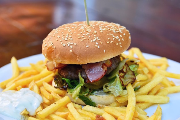 Hamburger mit Pommes