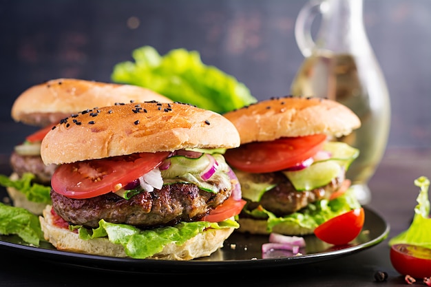 Hamburger mit Rindfleisch, Tomate, roten Zwiebeln und Salat