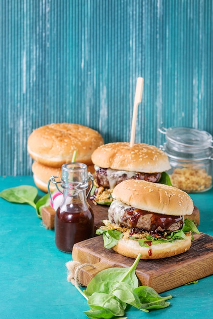 Hamburger mit Rindfleisch und Spinat