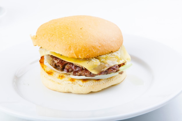 Foto hamburger mit schnitzel auf einem teller und weißem teller