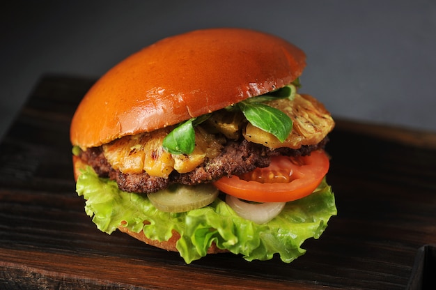 Hamburger mit Schnitzel, Tomate und Ananas