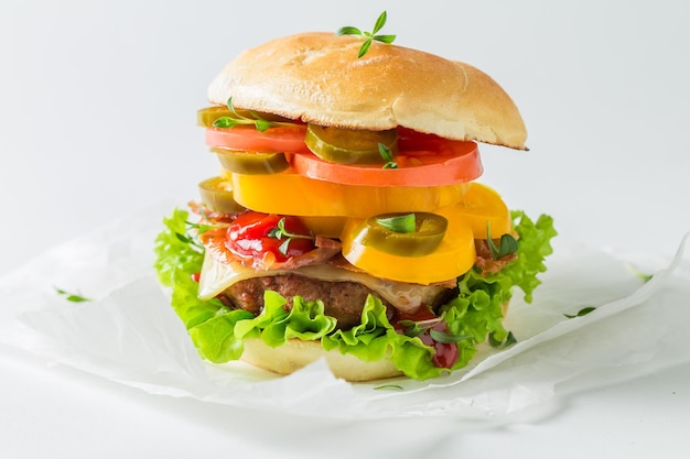 Hamburger mit Specktomate und Rindfleisch auf Papier