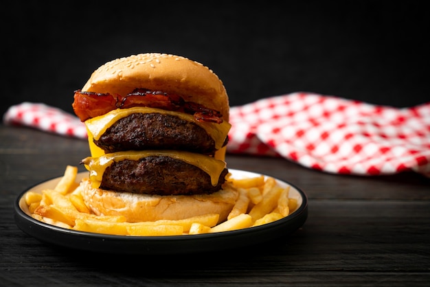 Hamburger oder Beefburger mit Käse und Speck - ungesunde Ernährungsweise