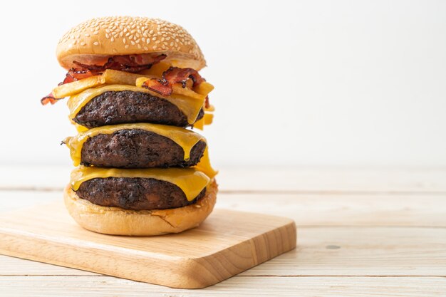 Hamburger- oder Rindfleischburger mit Käse, Speck und Pommes Frites - ungesunde Küche