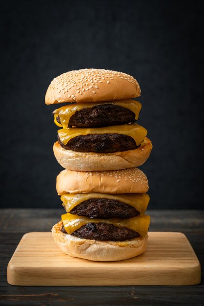 Hamburger- oder Rindfleischburger mit Käse - ungesunde Ernährung