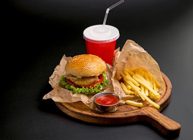 Hamburger Pommes Frites Cola-Getränk Essen zum Mitnehmen Fast Food