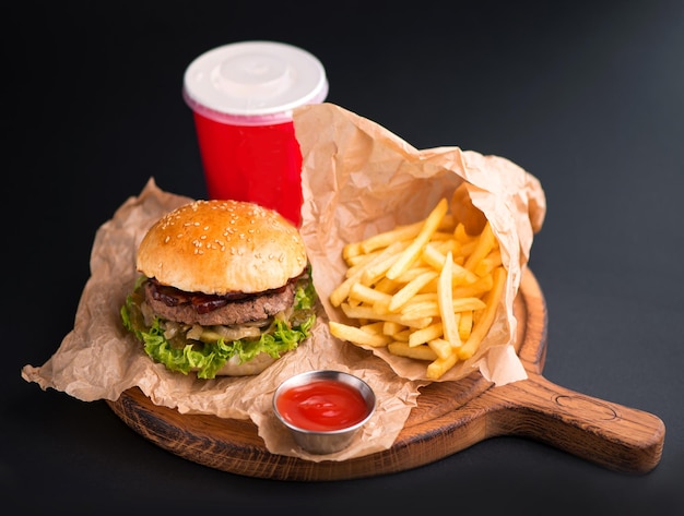 Hamburger Pommes Frites Cola-Getränk Essen zum Mitnehmen Fast Food