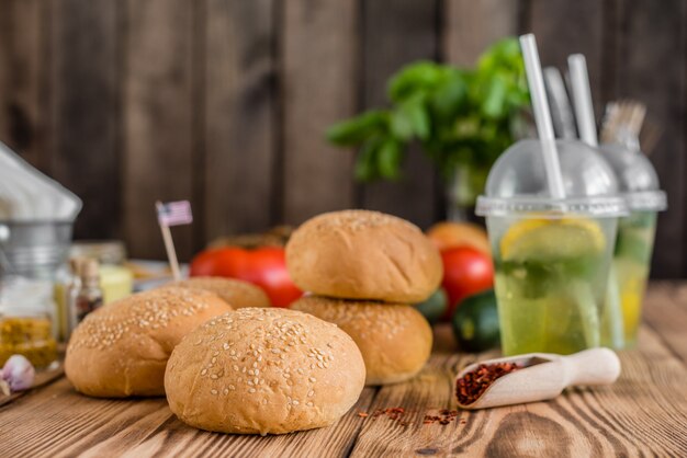 Hamburger saboroso com carne e vegetais contra um fundo escuro. Comida rápida. Pode ser usado como pano de fundo