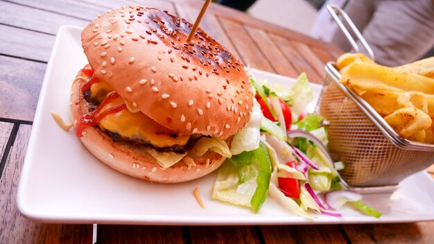 Hamburger und Pommes auf einem Tisch