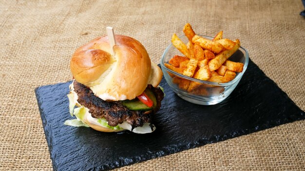 Hamburger und Pommes auf einem Tisch