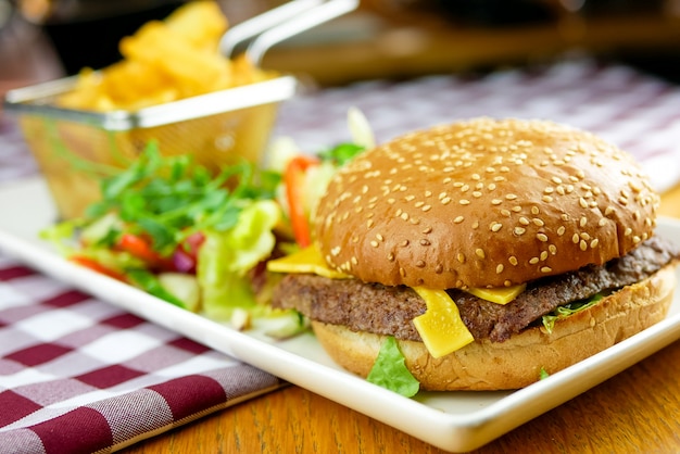 Hamburger und Pommes auf einem Tisch