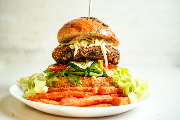 Hamburger und Pommes auf einem Tisch