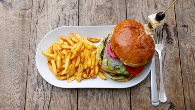 Hamburger und Pommes auf einem Tisch