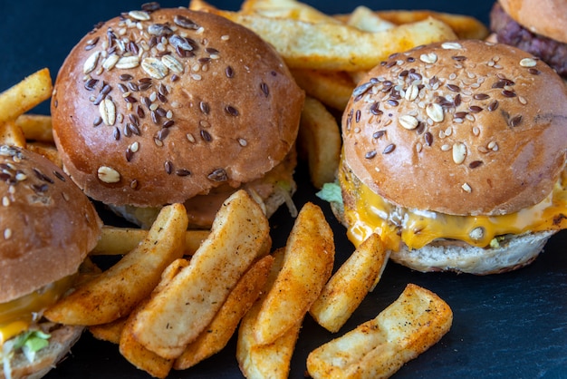 Hamburger und Pommes Nahaufnahme