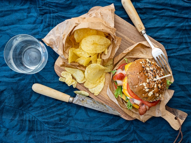 Hamburger und Pommes Ungesundes Essen zu Hause im Wohnzimmer ein Genuss nach einem Arbeitstag