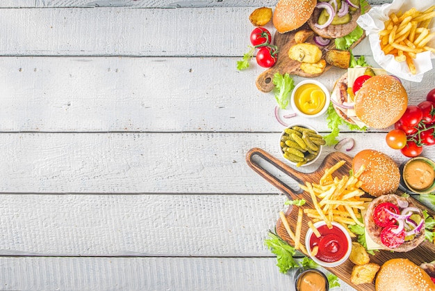 Hamburger und Pommes