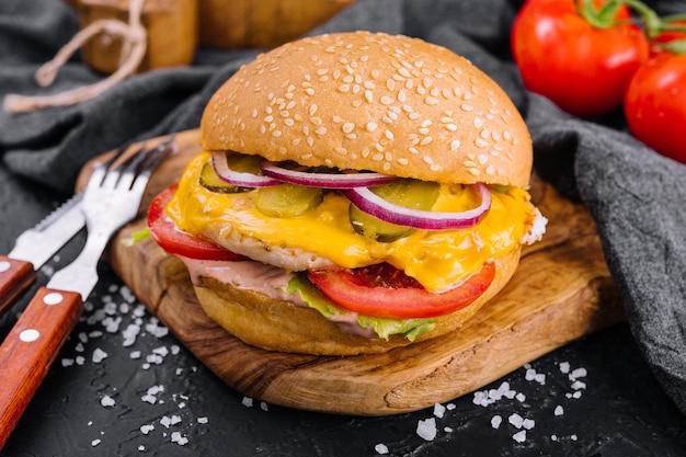 Hambúrguer americano com costeleta de frango na bandeja de madeira