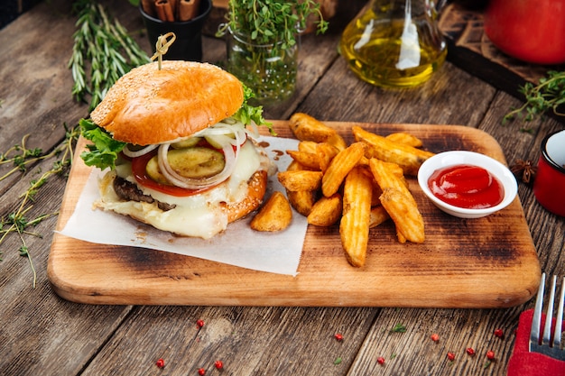 Hambúrguer americano com fatias de batata rústica