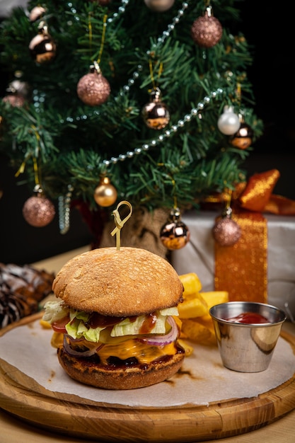 Hambúrguer americano, com molho e batata frita. Até o ano novo e natal
