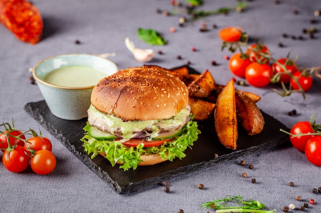 Hambúrguer americano com rissol de carne.