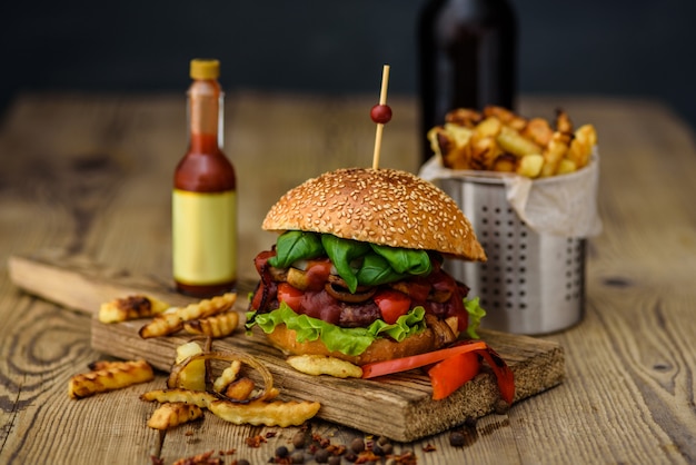 Hambúrguer americano e batatas francesas