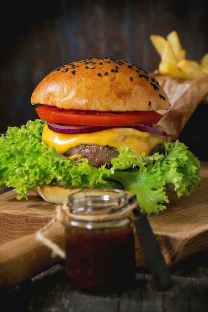 Hambúrguer caseiro com batatas fritas