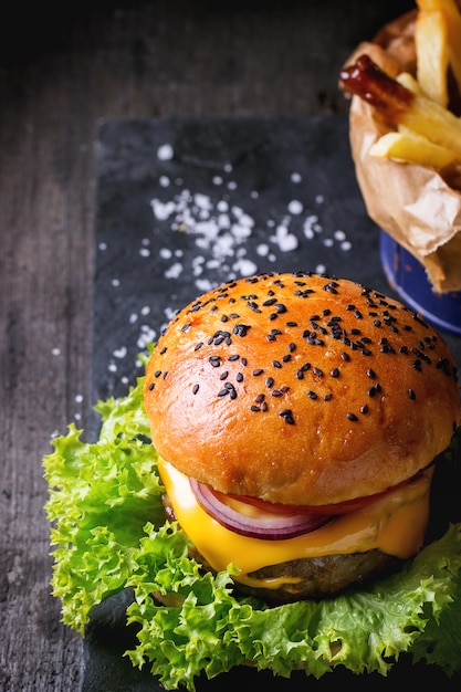 Hambúrguer caseiro com batatas fritas